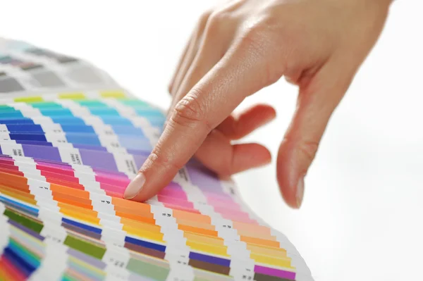 Donna Scegliere il colore dalla scala dei colori — Foto Stock