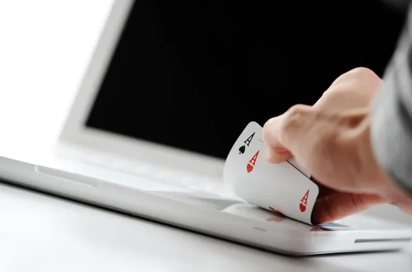 Poker en línea, tarjetas de póquer en el ordenador portátil blanco concepto de juego pho —  Fotos de Stock