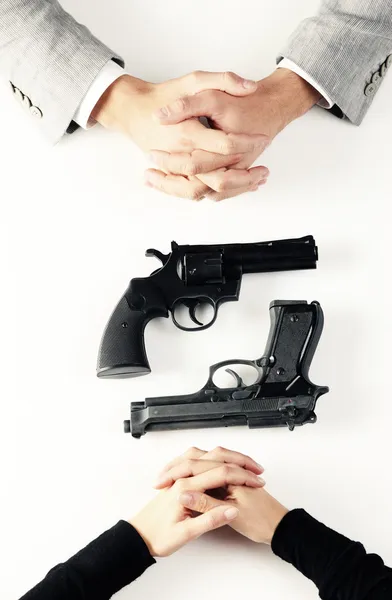 Muž a žena se zbraněmi, pohled shora — Stock fotografie