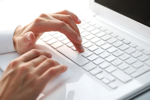 Mãos femininas digitando em um teclado de computador branco — Fotografia de Stock