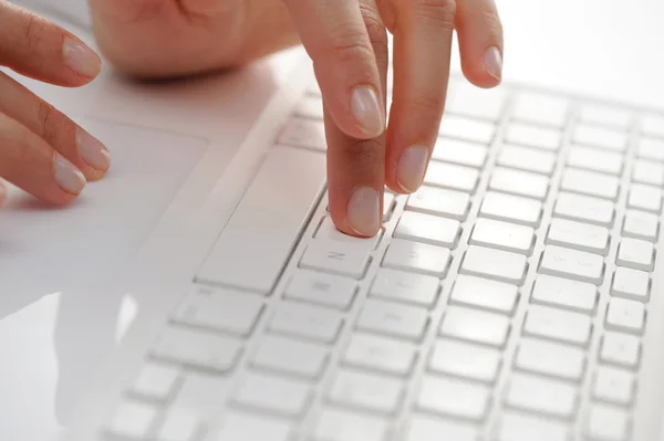 Mãos femininas digitando em um teclado de computador branco — Fotografia de Stock