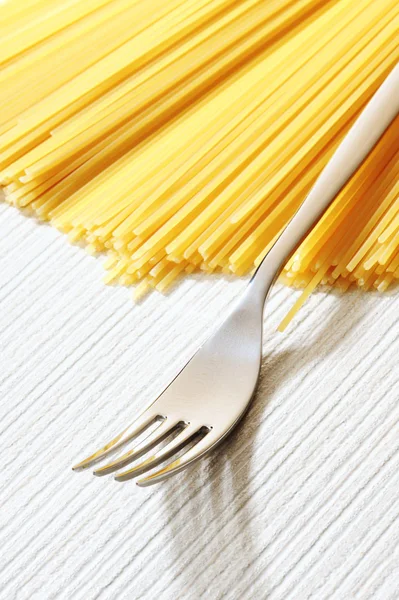 Macarrão de esparguete não cozido. Massa italiana — Fotografia de Stock