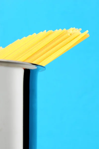 Tagliatelle di spaghetti crudi. Pasta italiana — Foto Stock