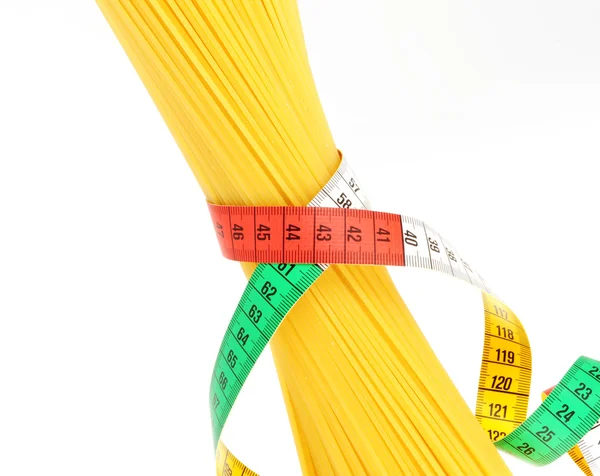 Conceito de dieta, espaguete com fita métrica — Fotografia de Stock