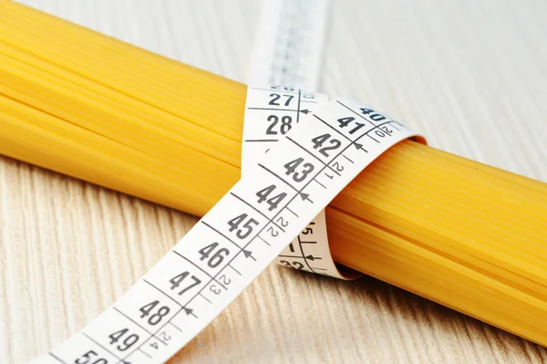 Concepto de dieta, espaguetis con cinta métrica — Foto de Stock