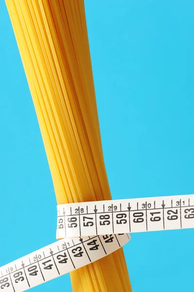 Conceito de dieta, espaguete com fita métrica — Fotografia de Stock