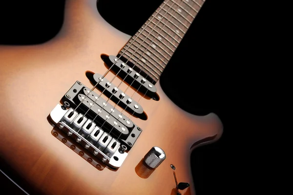 Κοντινό πλάνο μια ηλεκτρική κιθάρα σε σκούρο φόντο — Φωτογραφία Αρχείου