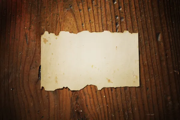 木制背景的旧纸 — 图库照片