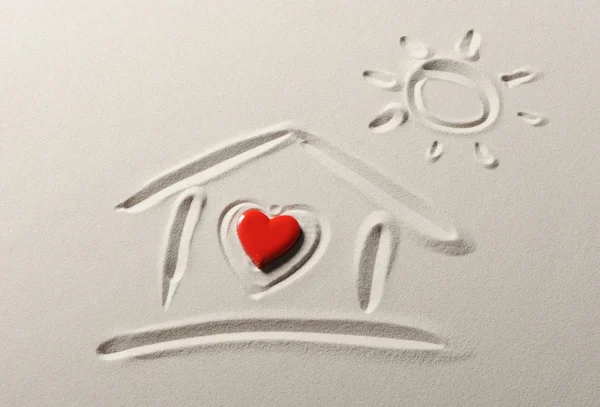 Fondo de playa con dibujo en casa y corazón — Foto de Stock