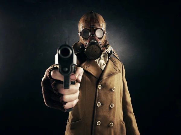 Grunge retrato hombre en máscara de gas apuntando un arma — Foto de Stock