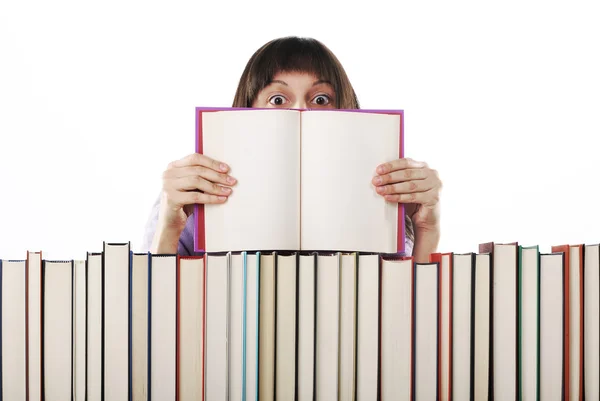 Jovem mulher segurando um livro aberto. As páginas estão em branco — Fotografia de Stock