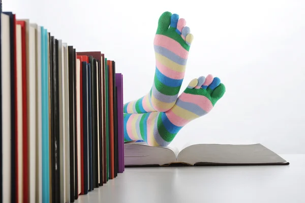 Cansado de los estudios, estudiante con los pies en su escritorio, similar — Foto de Stock