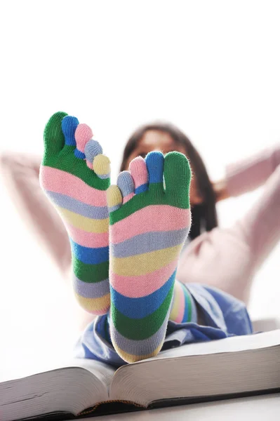 Studente rilassante con i piedi sulla scrivania, immagine simile — Foto Stock
