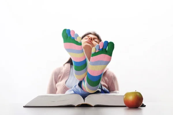 Cansado de los estudios, estudiante relajándose con los pies en su des — Foto de Stock