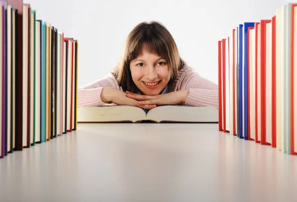 Vrouwelijke student met boeken, kijk naar de camera — Stockfoto