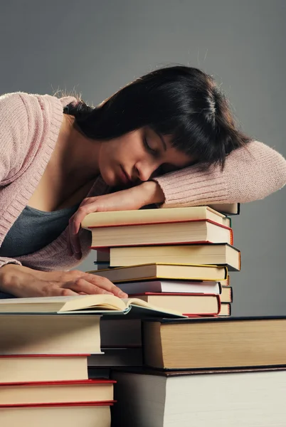 Studente si addormentò su pila di libro, immagini simili sul mio por — Foto Stock