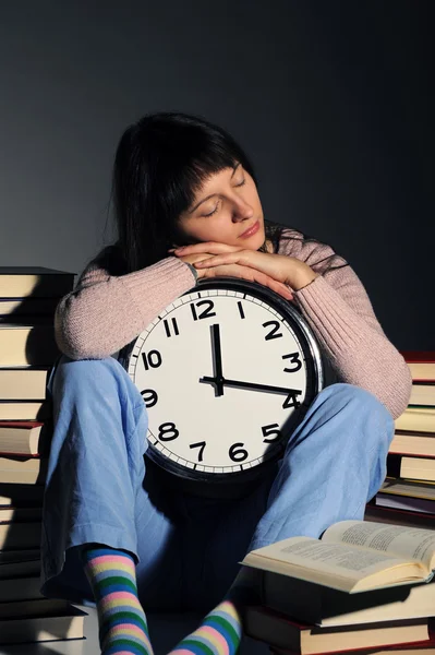 Öğrenci kitap yığınında ödevini yaparken uyuya. — Stok fotoğraf