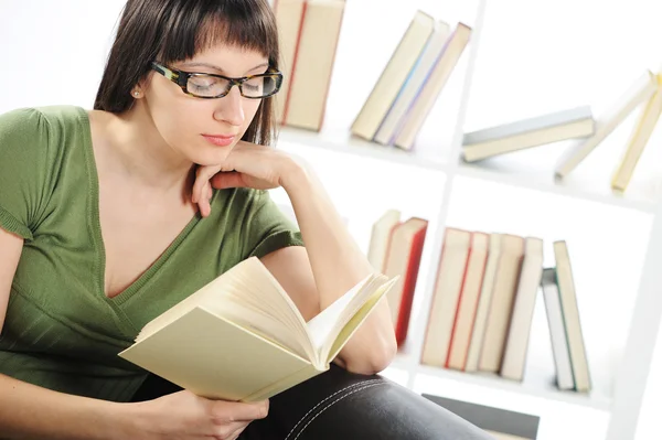 Genç kadın kadın kitap ile kitaplık bac üzerinde parlak görüntü — Stok fotoğraf