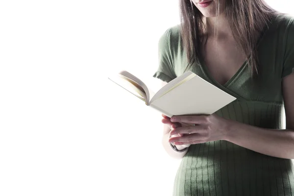 Молода жінка, тримаючи відкриту книгу, читала на білому фоні — стокове фото
