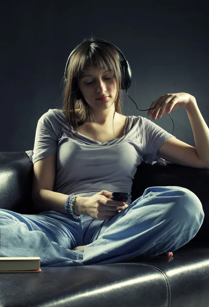 Ontspannen jonge vrouw luisteren muziek — Stockfoto