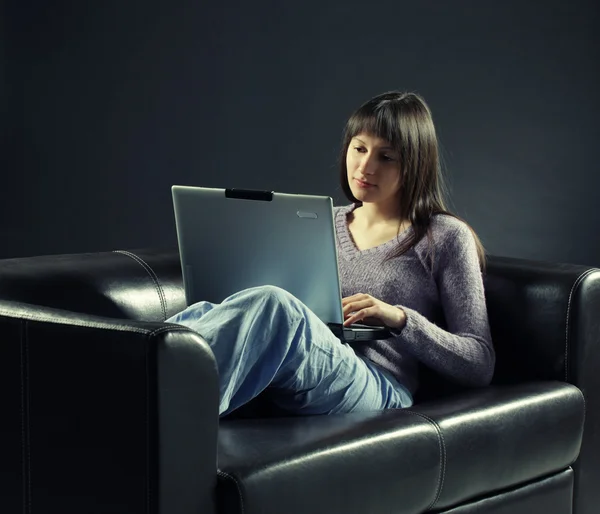 Jovem mulher usando computador portátil, espaço de cópia — Fotografia de Stock