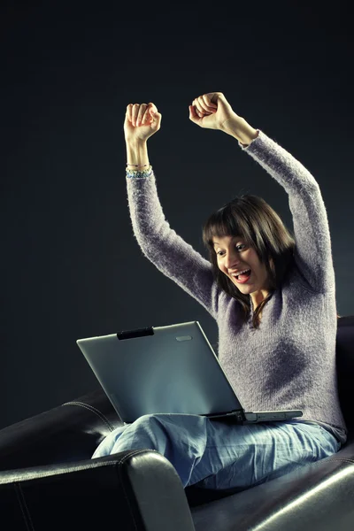 Başarı, benzer resimleri tezahürat bir dizüstü bilgisayar ile genç kadın — Stockfoto