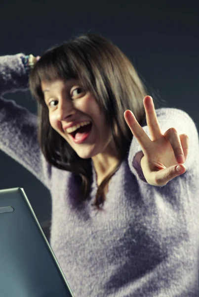 Portrait de femme avec un ordinateur portable acclamant dans le succès, photo similaire — Photo