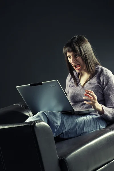Problème informatique, Jeune femme regardant l'ordinateur, frustré — Photo