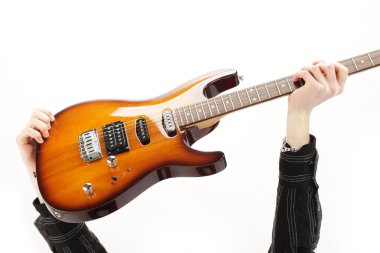 Beyaz arka plan üzerinde izole gitarist rock yıldızı