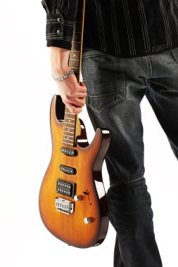 Beyaz arka plan üzerinde izole gitarist rock yıldızı