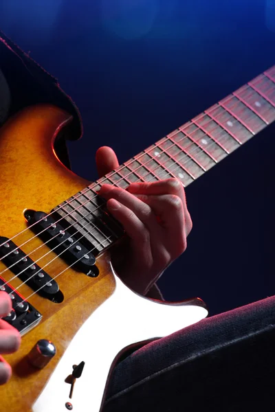 Guitarrista en acción en el escenario, de cerca — Foto de Stock