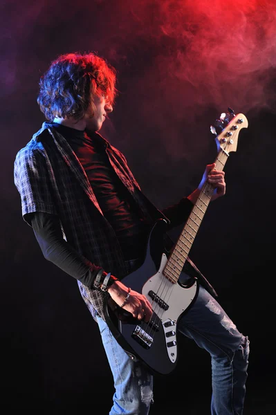 Un bassista suona in un concerto dal vivo — Foto Stock