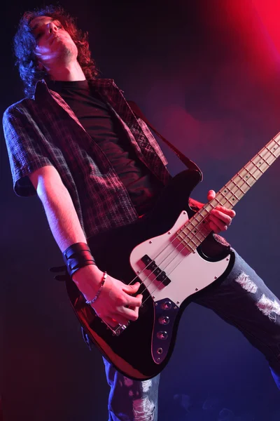 Un bassista suona in un concerto dal vivo — Foto Stock