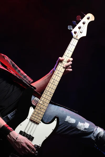Басист играет на рок-концерте — стоковое фото
