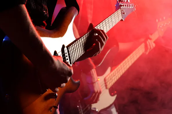 Músicos de rock tocando em um concerto ao vivo — Fotografia de Stock