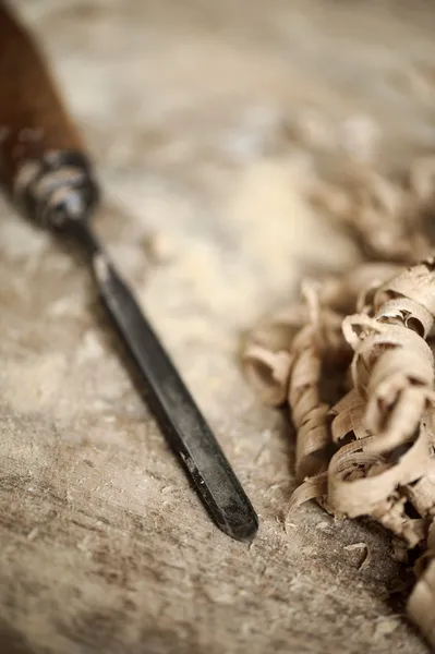 Ένα τραπέζι εργασίας ενός ξυλουργού με σκάβει και έναν σωρό των ξύλινων τσιπ — Φωτογραφία Αρχείου