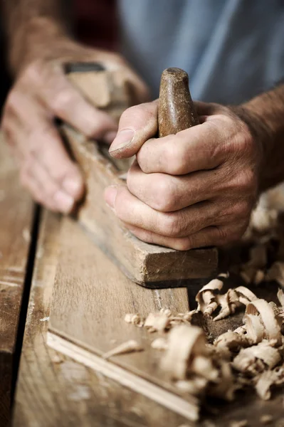 Las manos de un carpintero, de cerca —  Fotos de Stock