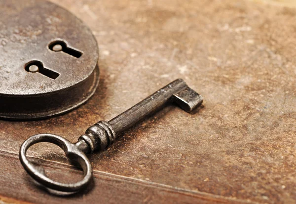 Cadeado antigo com chave — Fotografia de Stock