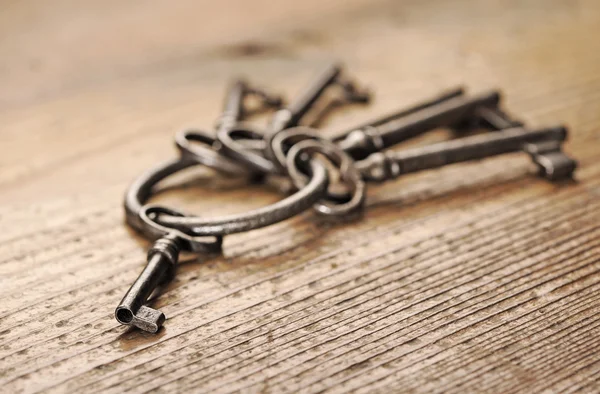 Old keys on a wooden table, close-up — Stock Photo, Image