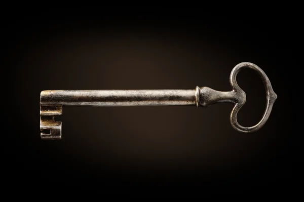 黑暗背景下的旧钥匙 — 图库照片