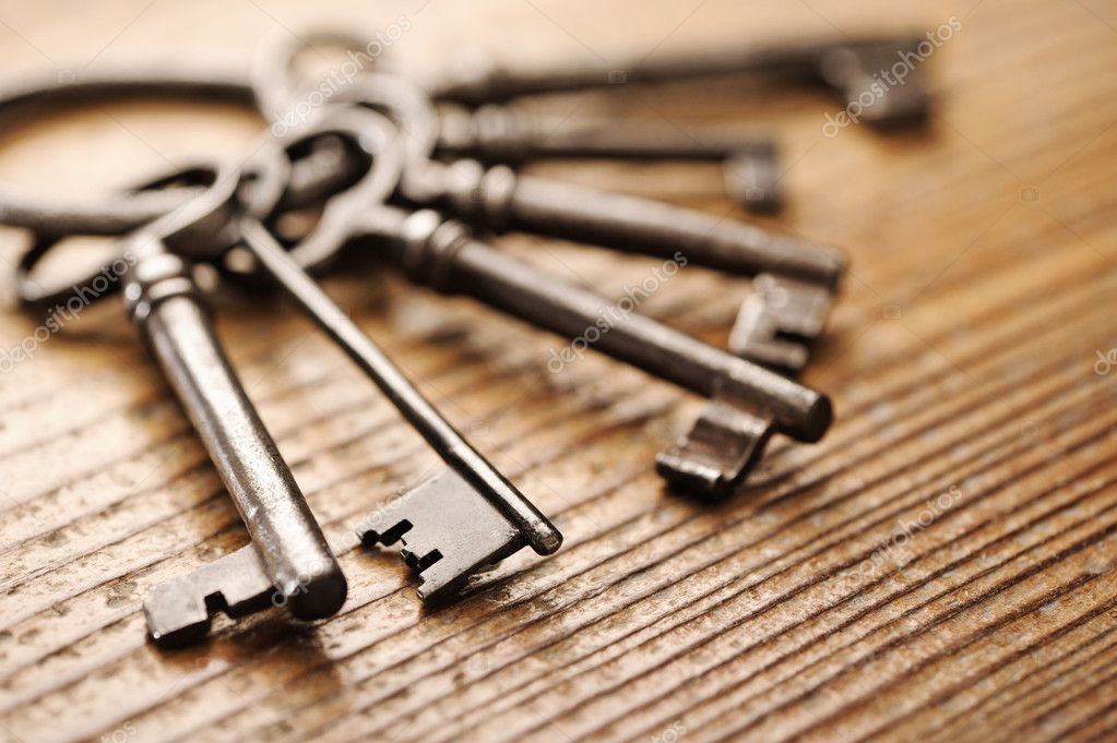 Alte Schlüssel auf einem Holztisch, Nahaufnahme - Stockfotografie:  lizenzfreie Fotos © stokkete 8477398