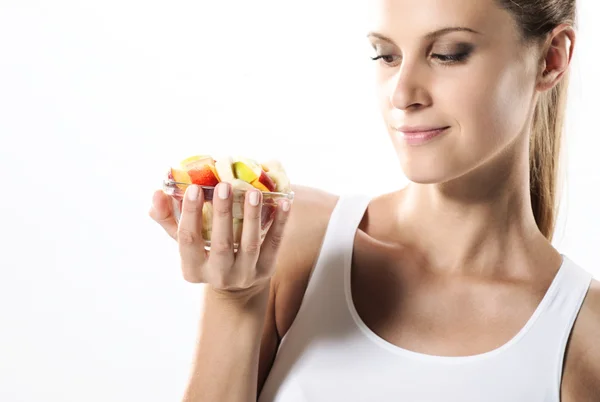 Ajuste mujer joven comiendo ensalada de frutas — Foto de Stock