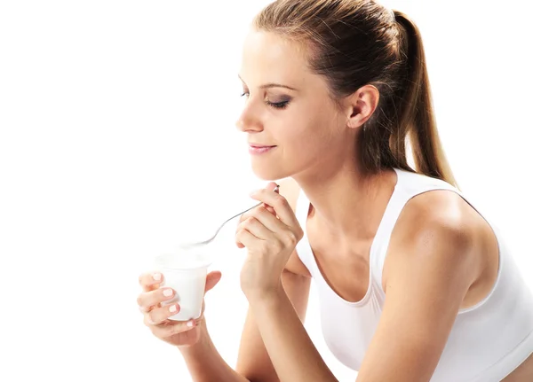 Женщина, поедающая йогурт — стоковое фото