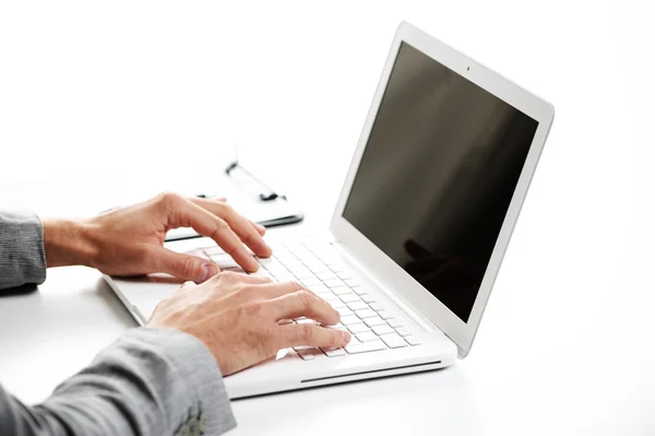 노트북 컴퓨터, 흰색 배경에서 일 하는 사업가 — 스톡 사진