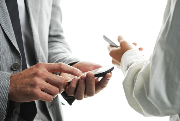 Текстовые сообщения бизнесменов на мобильных телефонах — стоковое фото