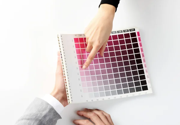 Mulher Escolhendo a cor da escala de cores, vista superior — Fotografia de Stock