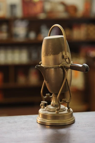 Старая кофеварка — стоковое фото
