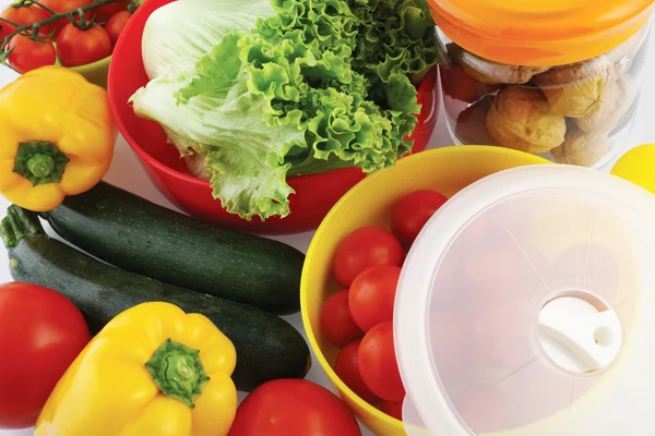 Пластикові контейнери для зберігання їжі в холодильнику — стокове фото