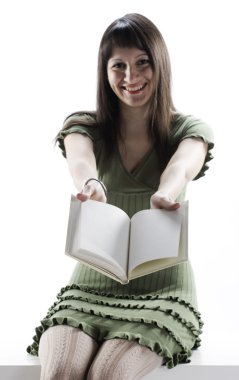 açık bir kitap tutan genç kadın. boş sayfaları