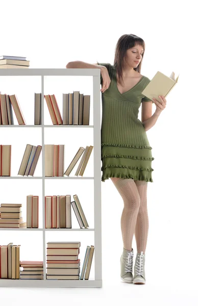 Retrato del estudiante femenino, lea un libro sobre la biblioteca —  Fotos de Stock